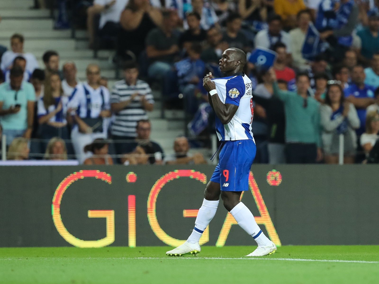 FC Porto - Notícias - Entrada à campeão