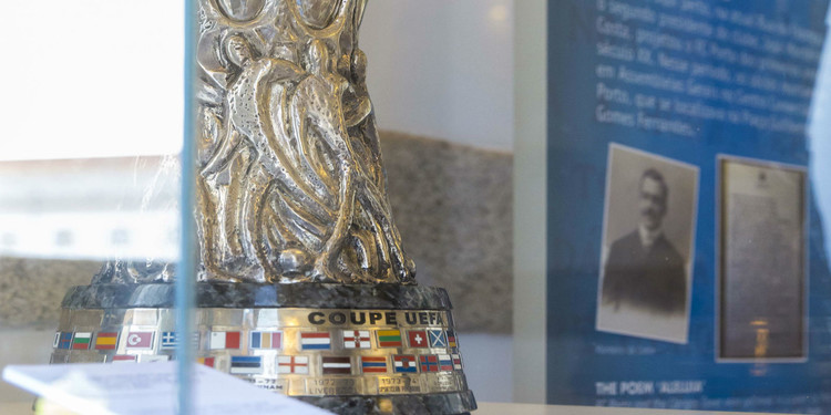 FC Porto - Notícias - Troféu da Liga Europa em exposição ...